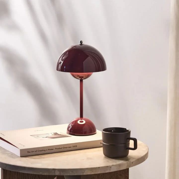 Modern LED bordslampa, trådlös och dimbar 
