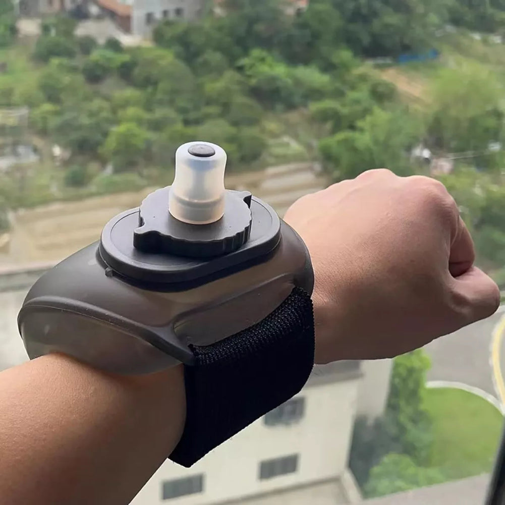 動きながら、止まらずに水分補給をしましょう 