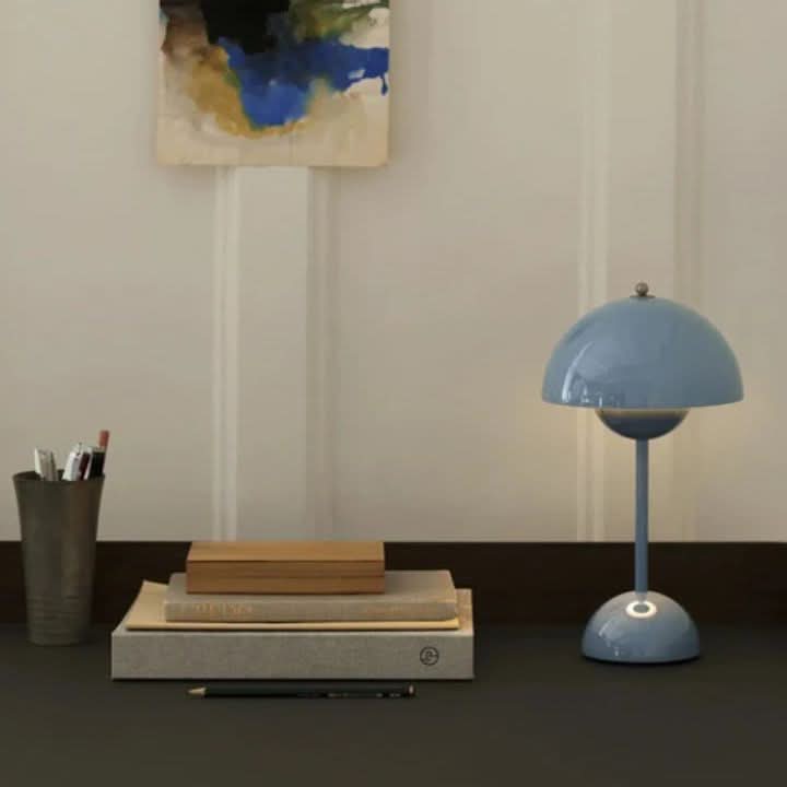 Modern LED bordslampa, trådlös och dimbar 