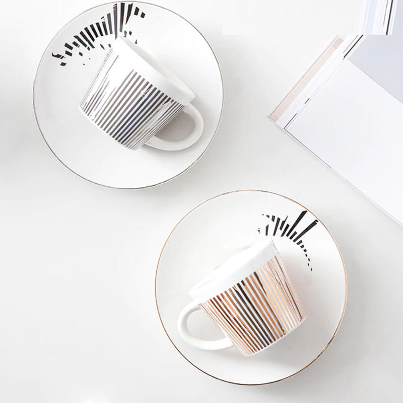 En stilren kaffe med en kopp som avslöjar en hemlighet 